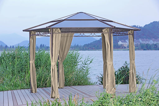 Alu Pavillon 6-eckig Ø395 cm mit beige Vorhängen in Gesamtansicht am Seeufer aufgestellt.