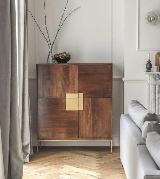 Sideboard Highboard BALARRY mit zwei Türen und Messinggriff in Gesamtansicht.