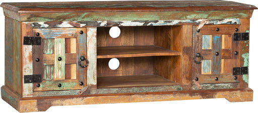 TV-Schrank Lowboard KAILAS aus recyceltem Holz mit offener Mittelnische und seitlichen Türschränken, Gesamtansicht.