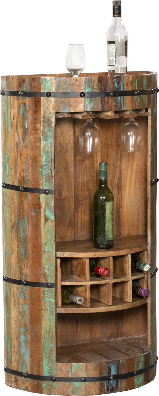 Weinbar Weinregal KAVERI mit Fassform, Holzoberfläche in Braun- und Grüntönen, Metallbändern und offenen Fächern.