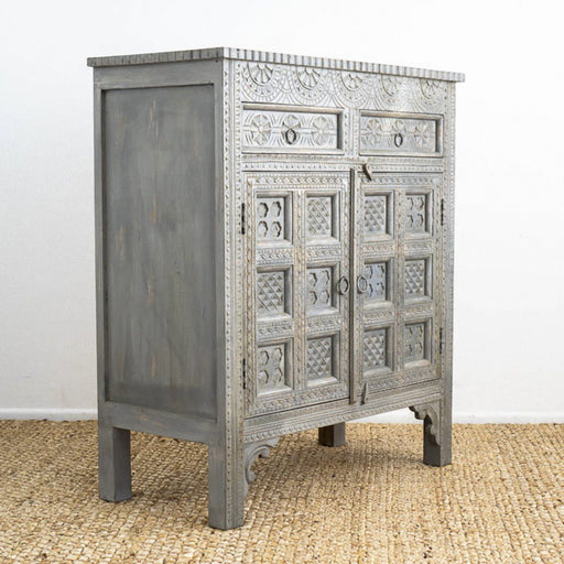 Sideboard Kommode KERALA mit aufwendig verzierter Frontseite, vier Türen und zwei Schubladen in Gesamtansicht.