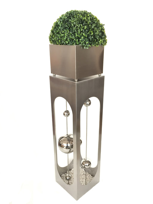 Edelstahl Pflanzsäule PATIO mit Kunstpflanze oben und durchsichtigen Seitenwänden mit Deko Kugeln in Gesamtansicht.