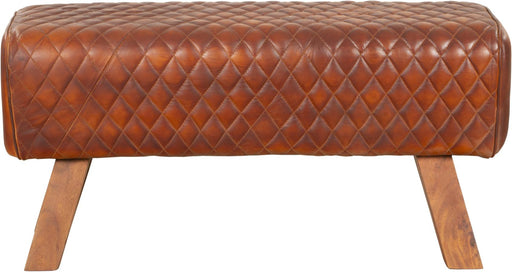 Sitzbank BHILAI mit cognacfarbenem Lederbezug im Harlekin-Muster und Holzbeinen, Gesamtansicht von vorn.