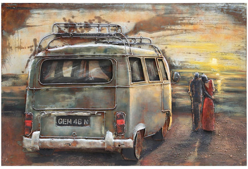 Wandbild Wanddekoration 3D Metallbild Bulli mit Pärchen zeigt einen Vintage-Wohnwagen von hinten vor Sonnenuntergang.