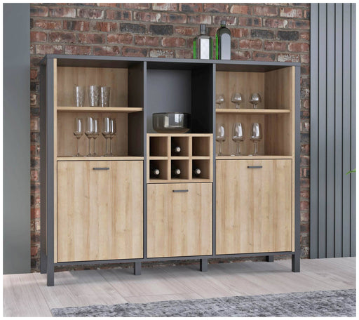 Highboard Regal HIGH ROCK 3-trg in Riviera Eiche und Schwarz mit offenen Fächern und Weinflaschenregal, Gesamtansicht.