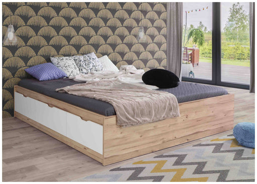 Doppelbett Funktionsbett VANKKA 180 cm in Plankeneiche und Weiß, Gesamtansicht mit Bettwäsche.