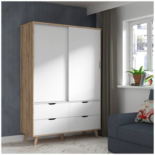 Kleiderschrank VANKKA mit weißen Schiebetüren und Schubfächern in Plankeneiche-Optik, Gesamtansicht im Wohnzimmer.
