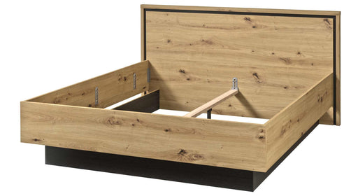 Doppelbett TRONDHEIM 160 x 200 in Artisan Eiche mit schwarzem Rahmen, Innenansicht des geöffneten Bettkasten mit Lattenrost.