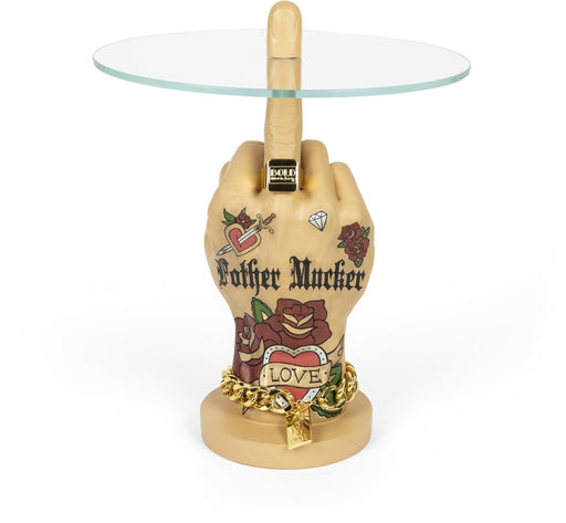 Beistelltisch Mittelfinger FOTHER MUCKER LOVE mit Glastischplatte und cremefarbener Hand-Skulptur, Gesamtansicht.