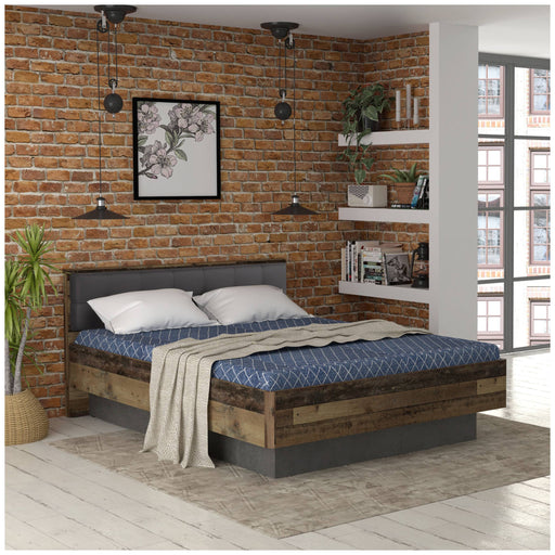Doppelbett CLIF 160 x 200 cm in Old Wood Vintage mit Holzgestell und dunkelgrauer Betonoptik, Gesamtansicht im Schlafzimmer.