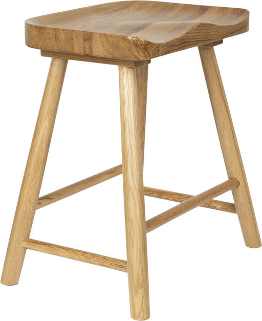 Hocker VANDER aus Eiche Natur mit organisch geformter Sitzfläche und vier geraden Beinen in Gesamtansicht.
