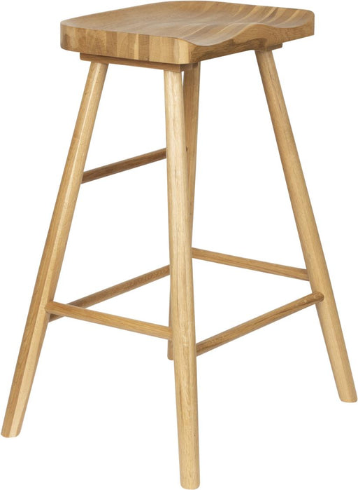 Barhocker VANDER mit organisch geformter Eichensitzfläche und schrägen Holzbeinen, Gesamtansicht.
