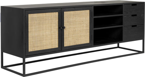 Sideboard GUUJI mit schwarzem MDF-Rahmen, zwei Rattantüren und offenen Fächern in Gesamtansicht.