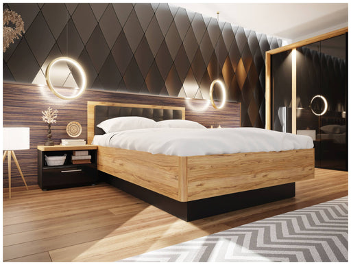 Bett TULUZA 140 x 200 in Optik Catania Eiche und Schwarz mit weißer Bettwäsche, Gesamtansicht in modernem Schlafzimmer.