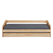 Funktionsbett LEONIE 23 mit Kiefer-Holzrahmen, grauer Matratzenauflage und ausziehbarer Schublade in Gesamtansicht.