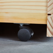 Detailaufnahme eines schwarzen Laufrads unter dem Funktionsbett LEONIE 23 Sofabett mit Schublade.