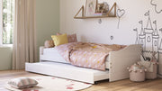 Funktionsbett LEONIE 23 Sofabett in Kiefer weiß lackiert mit ausziehbarer Schublade, Gesamtansicht im Kinderzimmer.