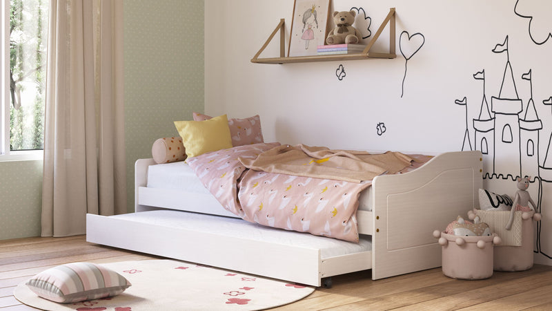 Funktionsbett LEONIE 23 Sofabett in Kiefer weiß lackiert mit ausziehbarer Schublade, Gesamtansicht im Kinderzimmer.