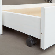 Funktionsbett LEONIE 23 Sofabett in Weiß mit ausfahrbarer Schublade und Rollen, Detailansicht der Seite.