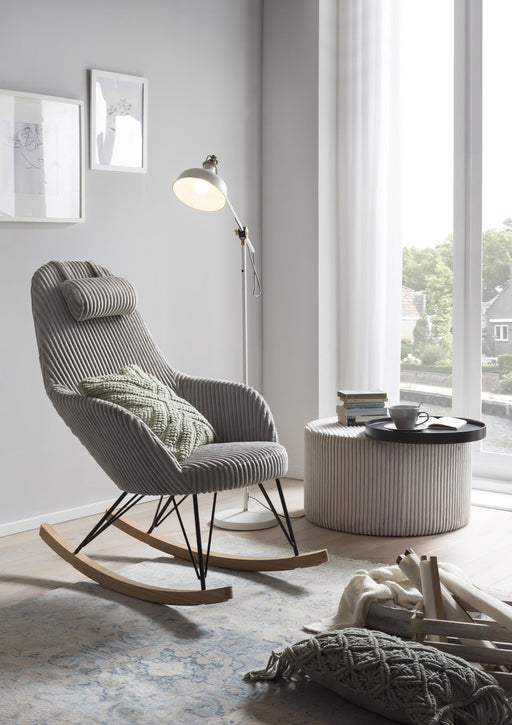 SalesFever Schaukelstuhl mit Texturstoff und Kissen in Grau in Gesamtansicht mit schwarzen Metallelementen und Holzholmen.