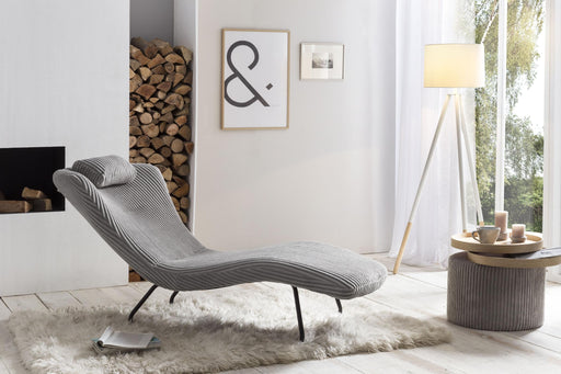 SalesFever Relaxliege mit hellgrauem Texturstoff, geschwungener Rückenlehne und schwarzen Metallbeinen in Gesamtansicht.