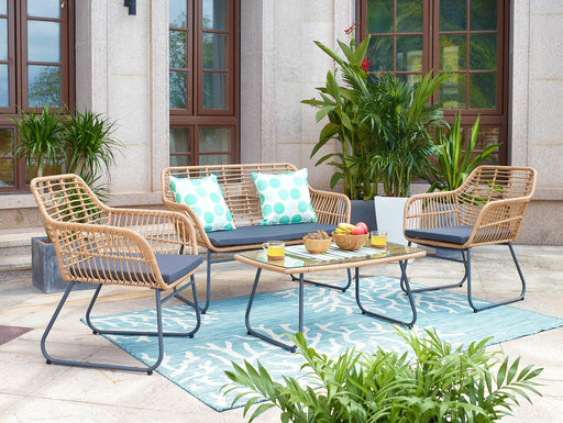 Garten Sitzgruppe 7-teilig Polyrattan Naturfarbe mit zwei Sesseln, Sofa und Tisch in Gesamtansicht.