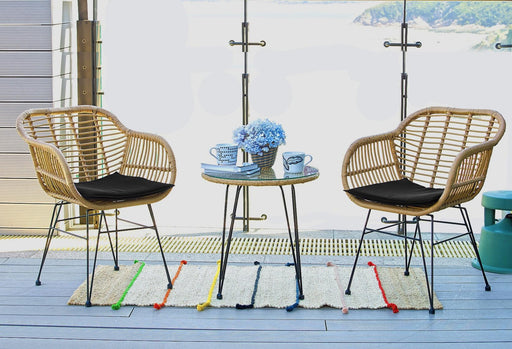 Balkonset Garten Sitzgruppe 5-teilig Polyrattan natur mit zwei Sesseln, schwarzen Sitzkissen und rundem Beistelltisch.