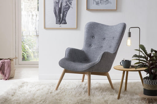 SalesFever Relaxsessel mit Webstoff in Grau in Gesamtansicht mit Holzbeinen in einem hellen Wohnzimmer.