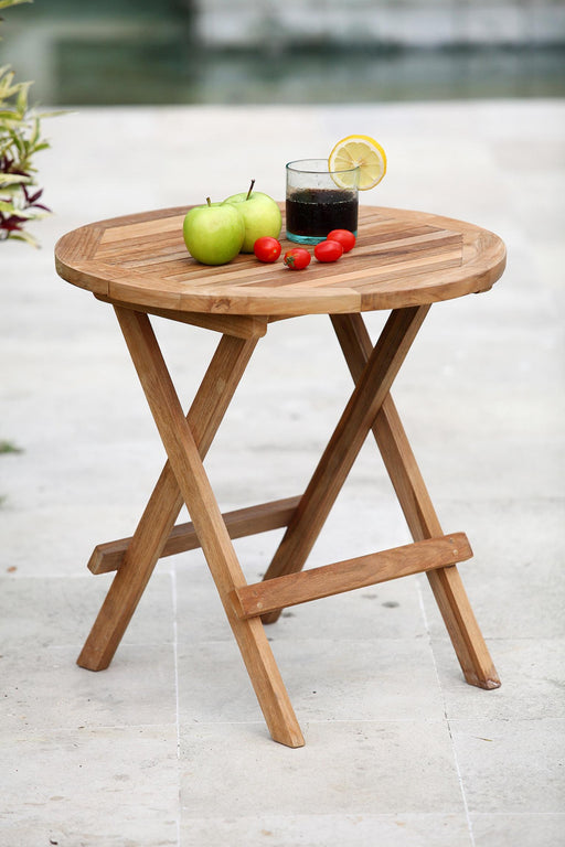 Beistelltisch Klapptisch MITAN aus Teakholz rund, Gesamtansicht mit X-Gestell und runder Tischplatte in Naturfarben.
