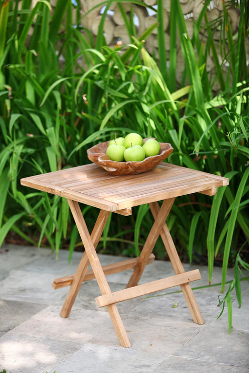Beistelltisch Klapptisch SIMUK aus Teakholz, quadratisch mit eingeklapptem X-Gestell, Gesamtansicht.