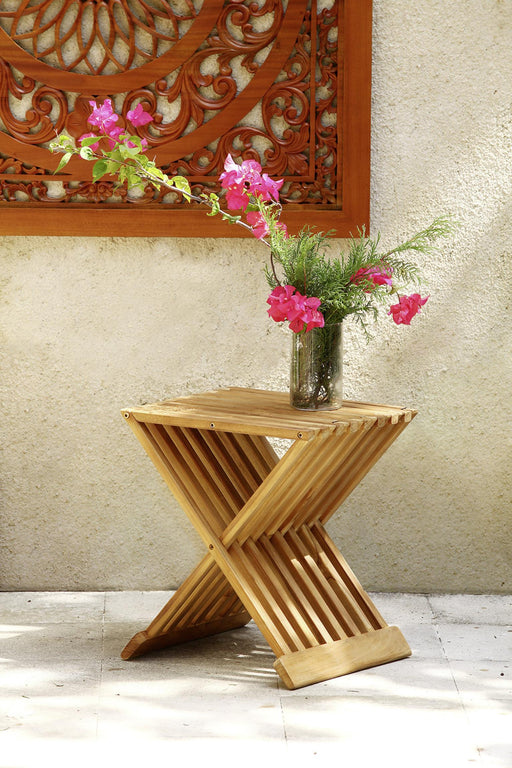 Beistelltisch Klapptisch Hocker FANI aus Teak in Natur mit X-förmigem Massivholzgestell, Gesamtansicht.