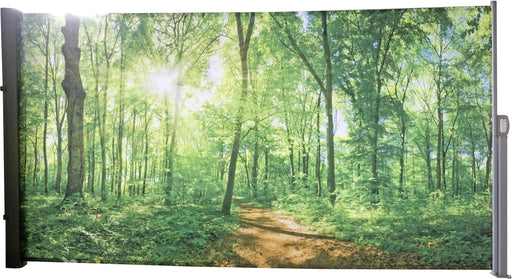 Seitenmarkise Sichtschutz Motiv "Waldlichtung" von GardenPleasure in ausgezogener Position mit Waldmotiv.