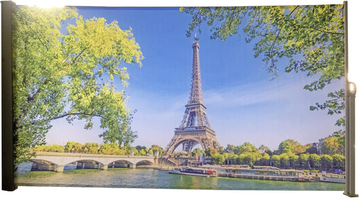 Seitenmarkise Sichtschutz Motiv "Paris" in Gesamtansicht mit Eiffelturm-Fotodruck zwischen grünen Bäumen und Flussufer.
