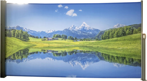 Seitenmarkise Sichtschutz Motiv "Bergsee" von GardenPleasure mit Berglandschaft und Wasserspiegelung in Gesamtansicht.