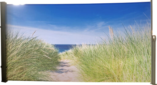 Seitenmarkise Sichtschutz Motiv "Nordseeküste" in Gesamtansicht mit Strandhafer und Meerblick.