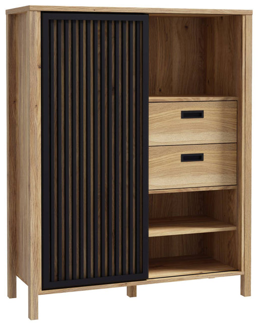 Highboard JYTANA mit schwarzer Lamellentür und heller Eiche-Optik, Gesamtansicht von vorne.