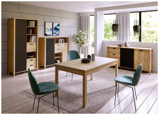 Esszimmer JYTANA 4-tlg. in Mauvella Eiche Optik/Schwarz mit Esstisch, Stühlen und Speichermöbel in Gesamtansicht.