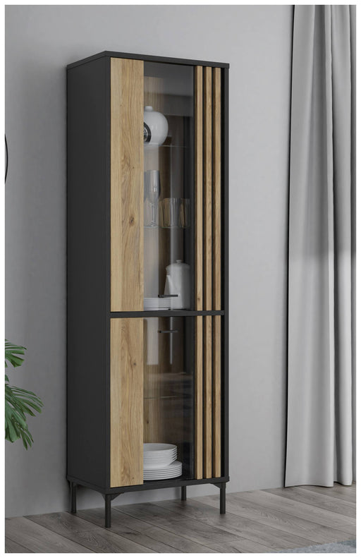 Vitrine JOAKIMIS mit zwei Glastüren, schwarzem Rahmen und Mauvella Eiche Fassaden mit vertikalen Holzleisten.