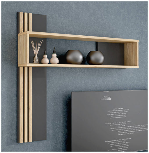 Wandboard JOAKIMIS mit 2 Ablagen in Mauvella Eiche und Schwarz, Gesamtansicht an grauer Wand mit Dekorationsobjekten.