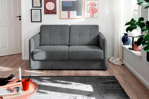 Schlafsofa Funktionssofa MILANO in Grau mit zwei Sitzplätzen, Gesamtansicht in moderner Wohnzimmer-Einrichtung.