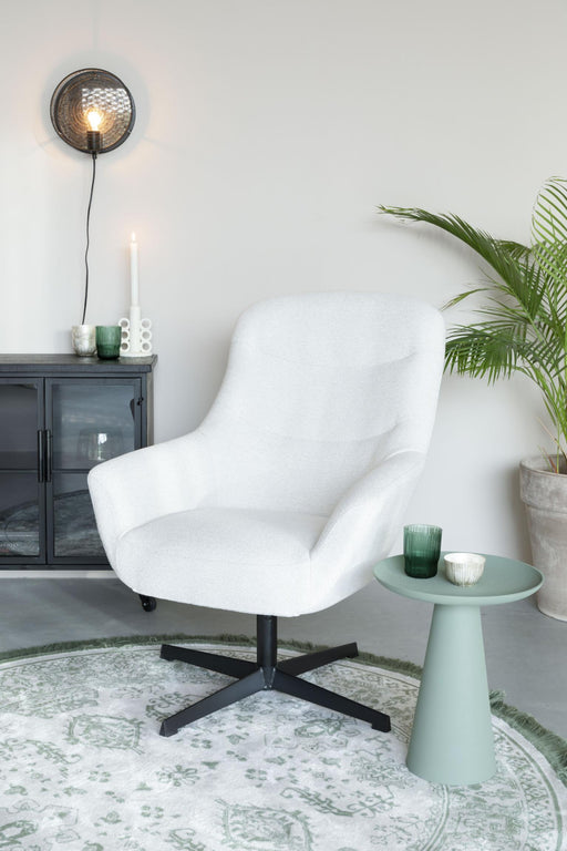 Zuiver Lounge Sessel YUKI drehbar mit Bouclé Stoff Weiß, Gesamtansicht von vorne auf schwarzem Drehgestell.