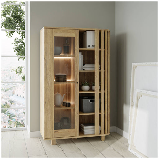 Highboard Vitrine RANFLURY in Mauvella Eiche mit Glastür, LED-Beleuchtung und offenen Regalfächern in Gesamtansicht.