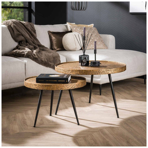 Beistelltisch ZAND Bronze Antik 2-Satz-Tisch mit sandgestrahlter Metalloberfläche in Gesamtansicht vor hellem Sofa.