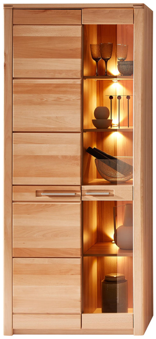 Vitrine NATURE ONE aus Kernbuche-Massivholz mit geschlossener linker Seite und beleuchteter rechter Glasvitrine.