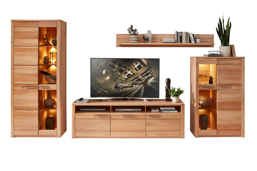 Gesamtansicht der vierteiligen Wohnwand NATURE ONE FF80 aus Kernbuche Massivholz mit beleuchteten Vitrinen und TV-Lowboard.