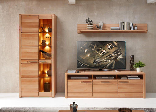 Gesamtansicht der dreiteiligen Wohnwand NATURE ONE FF81 mit beleuchteter Vitrine, TV-Lowboard und Wandregal in Karlstad Eiche.