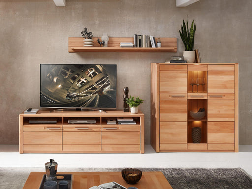 Wohnwand NATURE ONE FF83 Gesamtansicht mit TV-Lowboard, Hochschrank und Wandregal aus Kernbuche Massivholz.