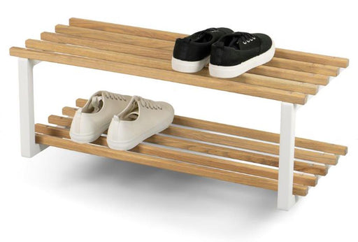 Schuhregal Flurregal RIZZOLI / MARCO Weiß mit 2 Ablagen in Eiche, Gesamtansicht mit zwei Paar Schuhen auf den Holzablagen.