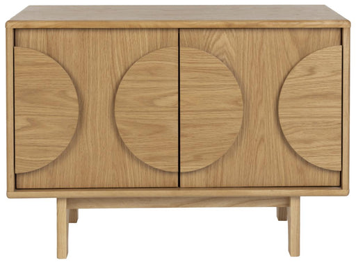 Sideboard GROOVE mit zwei Türen aus Eiche, Gesamtansicht mit geschwungenen Holzrelief-Elementen auf den Türfronten.