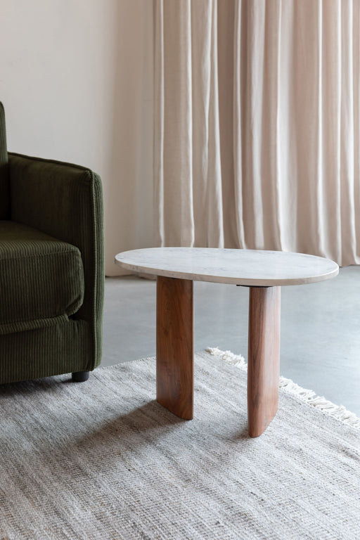 Beistelltisch TANDA mit ovaler Marmortischplatte in Beige und massivem Akazienholzgestell in Braun, Gesamtansicht.